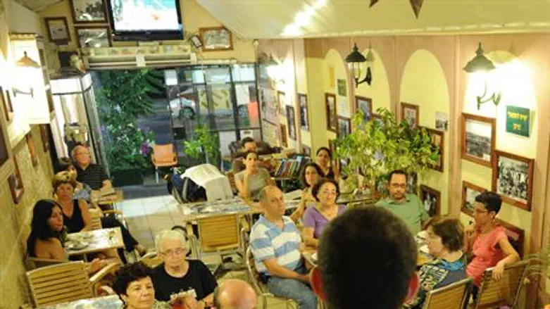 Weizmann Scientist Talks to Cafe-goers