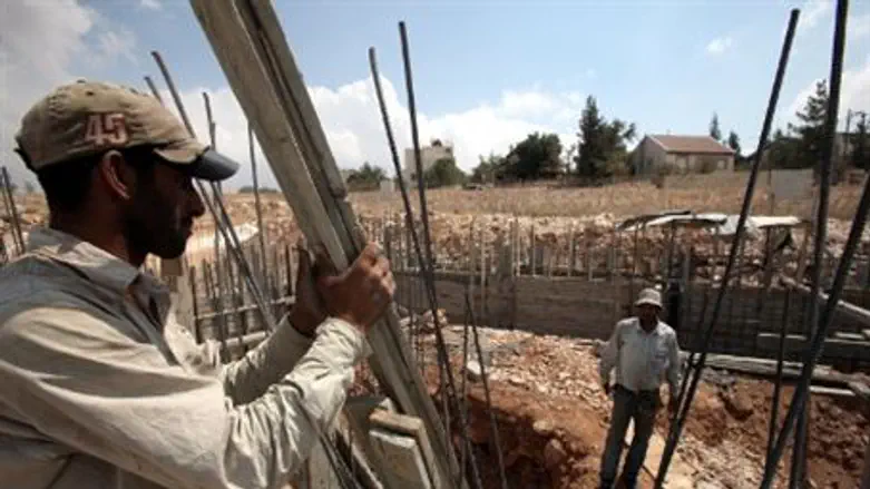 Building for Jews continues in eastern Gush E