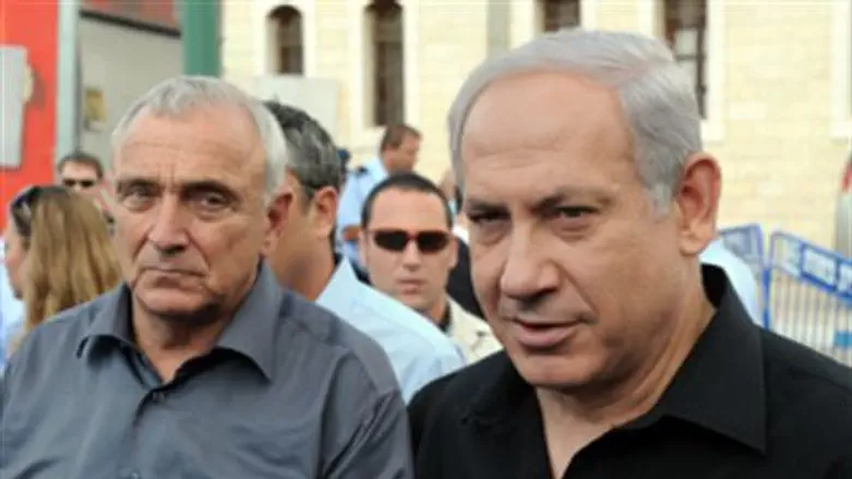 Netanyahu and Aharonovich in Lod, 7.10.10 