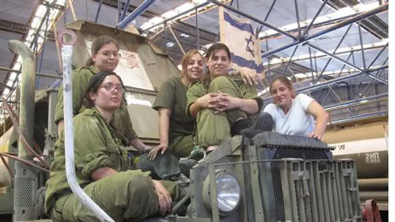 IDF female electricians and mechanics