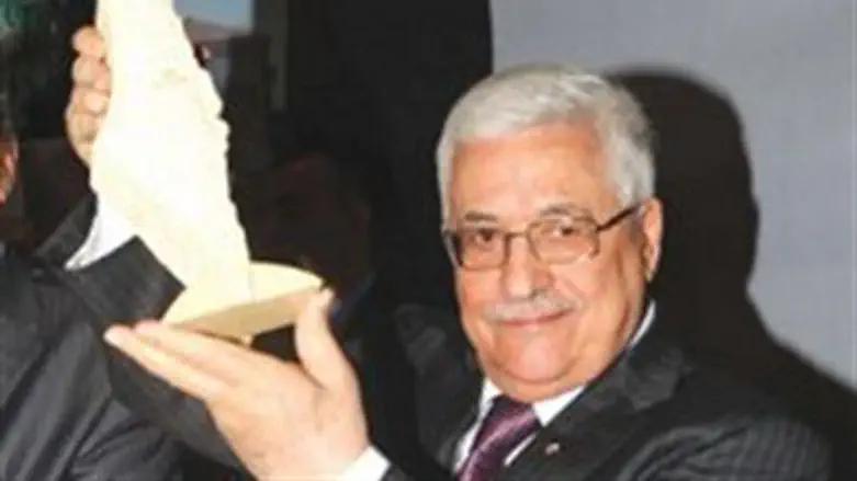 Махмуд Аббас держит в руках"модель Палестины"
