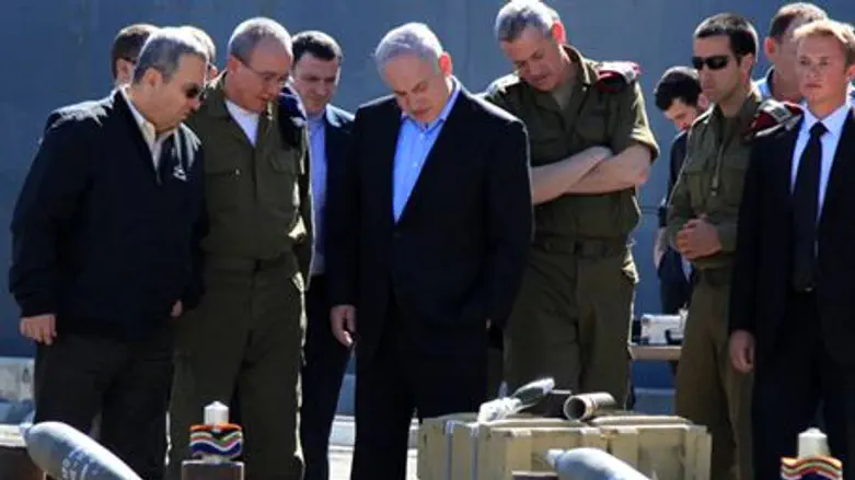 Netanyahu Barak and Gantz Inspect Seized Weap