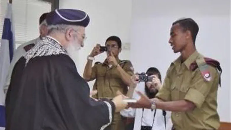 Rabbi Amar with IDF Lone Soldiers