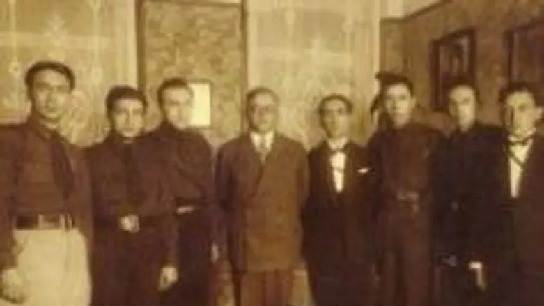 Jabotinsky, 2nd from right, w/ Betar leaders
