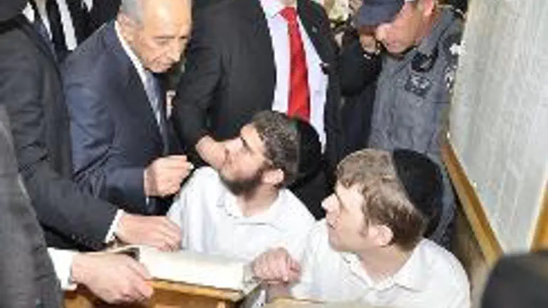 President Peres in Bnei Brak Yeshiva