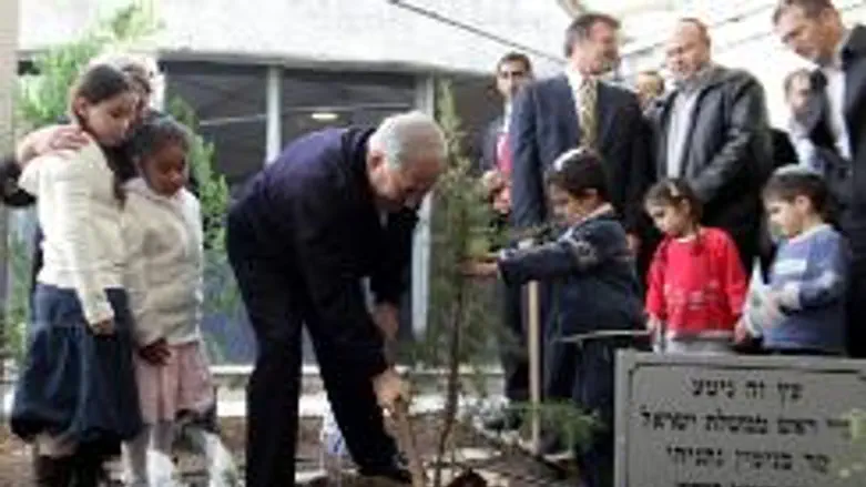 Netanyahu plants tree in Gush Etzion         