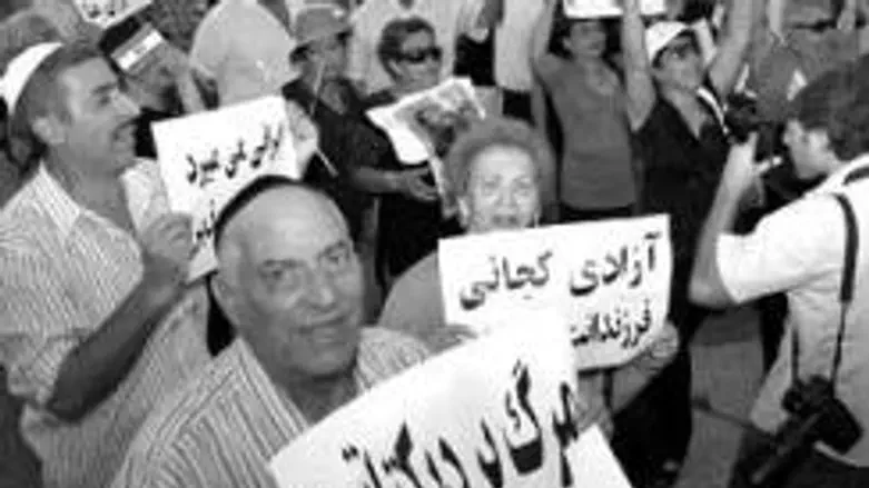 Iranian-Israeli sign: "Death to the dictator"