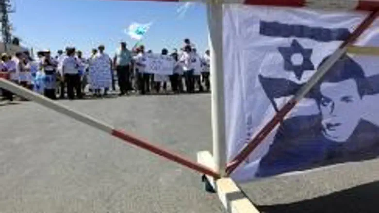 Rally  for Shalit at Gaza crossing on Tuesday