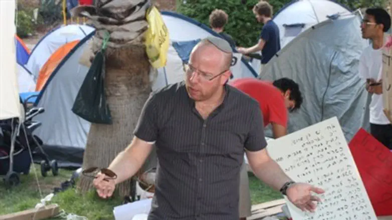 .Paamonim lecturer among tents