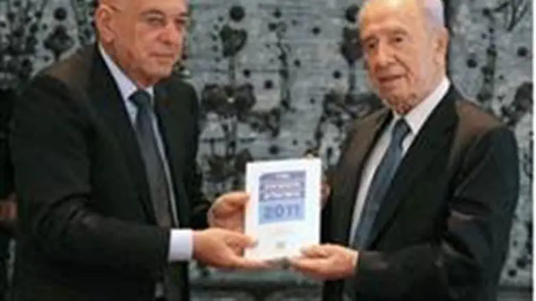Peres gets 2011 IDI report