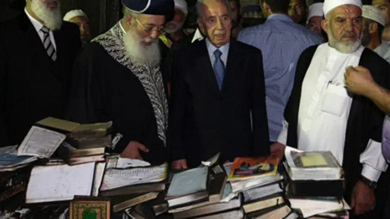 Rabbis Metzger & Amar and Peres Visit Mosque
