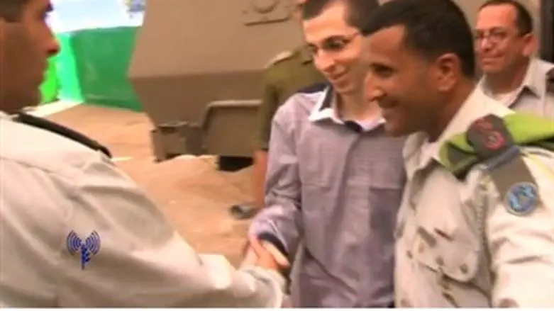 Shalit welcomed by IDF Head Medical Officer