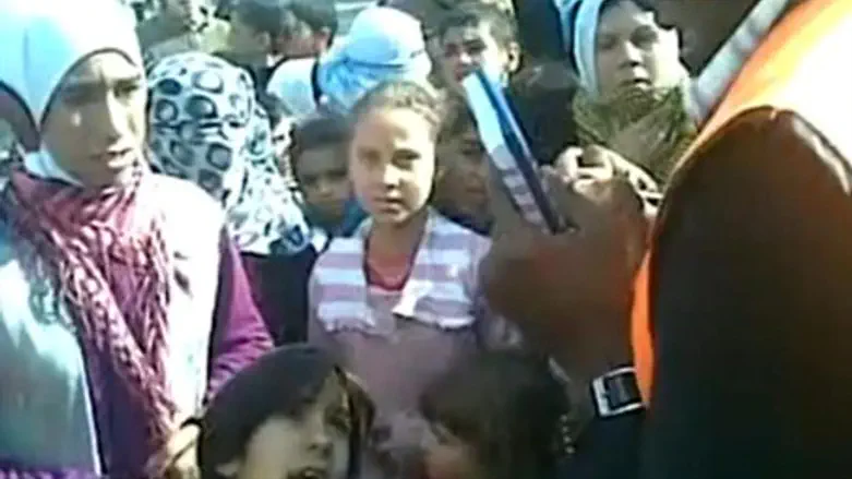 Syrian children speak with Arab League observ