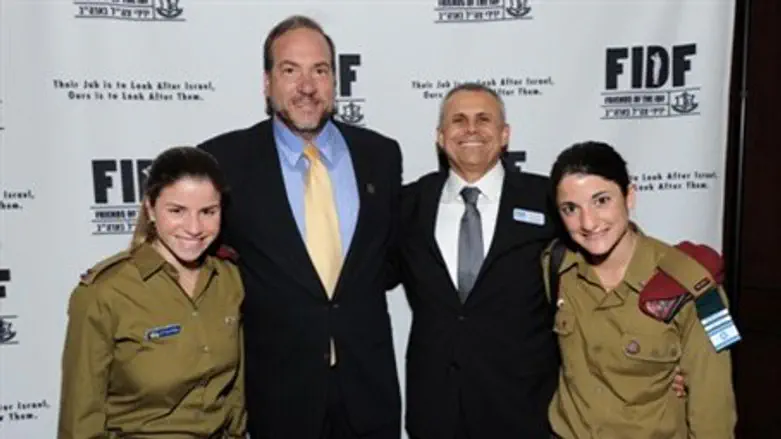 FIDF: IDF soldiers flanked by Rabbi Eckstein 