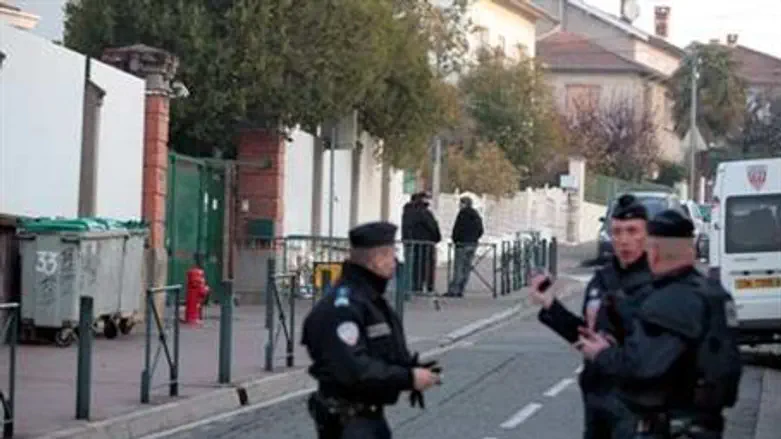French police outside Jewish school (illustration)