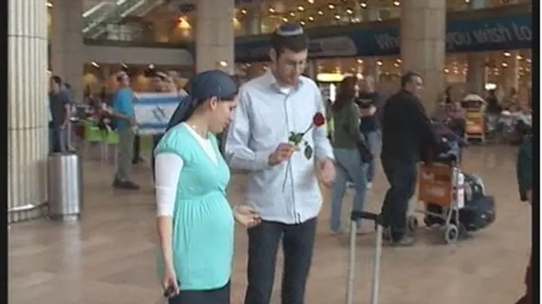 Israelis receive roses