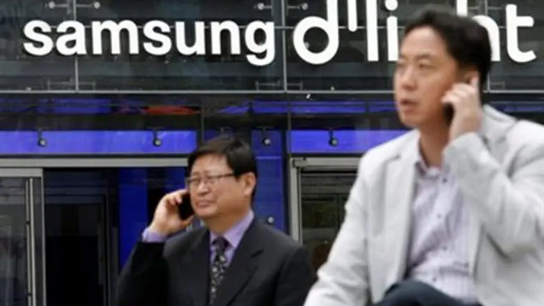  Mobile phones in front of Samsung in Seoul 