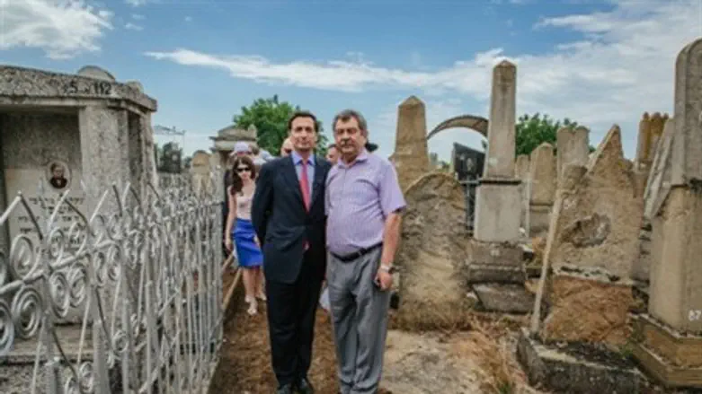 Bronfman with the mayor of Ataki in old Jewis