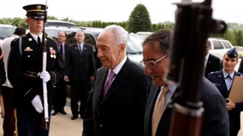  Panetta welcomes Peres with military recepti