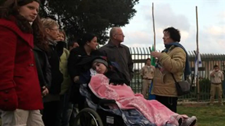 שחר גרינשפן ובני משפחתה בהפגנה נגד הכרעת הדין