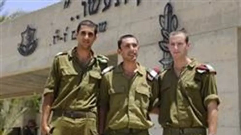 Efrat soldiers graduate officers' course