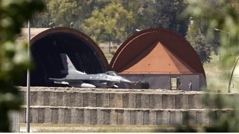 A Turkish F-16 fighter jet leaves its hangar 