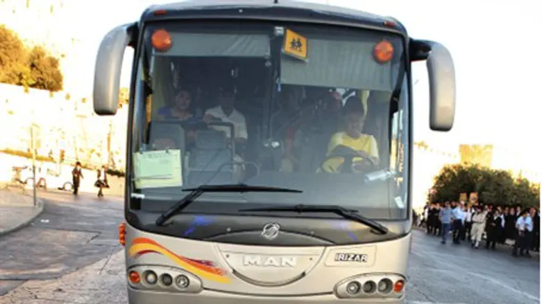 Haredi man and bus (file)