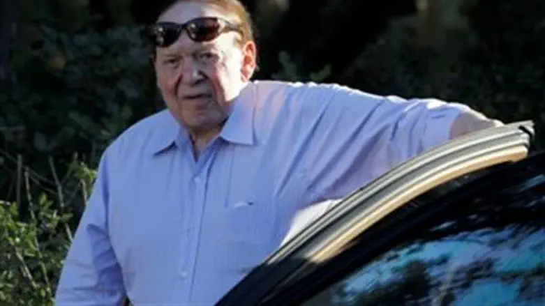 Adelson arrives at an event with Romney in Je