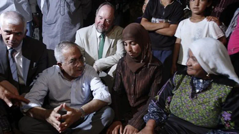 Fayyad speaks with residents of Al-Mufaqara