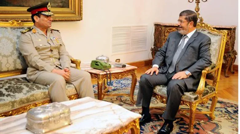 Morsi meets new Defense Minister Abdel Fattah