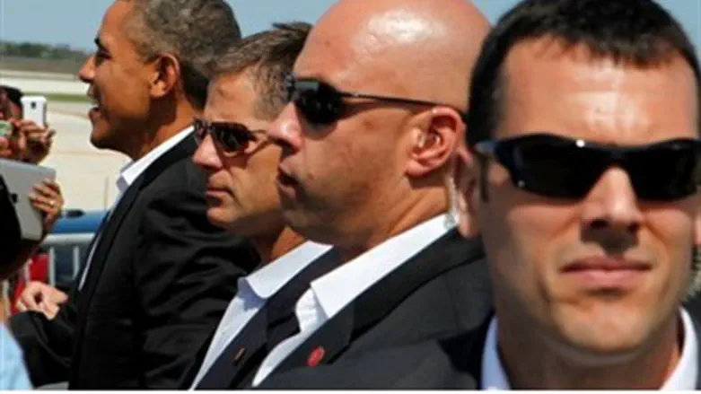 Obama with Secret Service men
