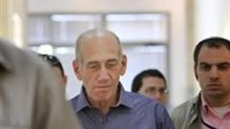 Olmert entering courtroom