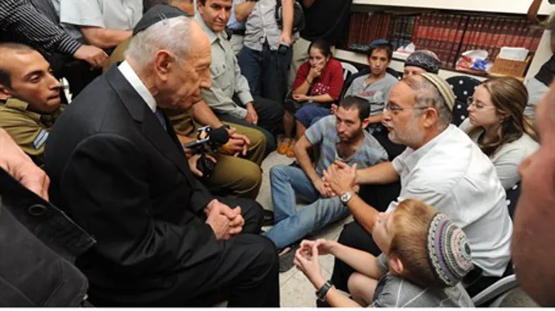 Peres visits Yahalomi family