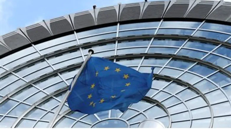  Флаг Евросоюза над Европарламентом