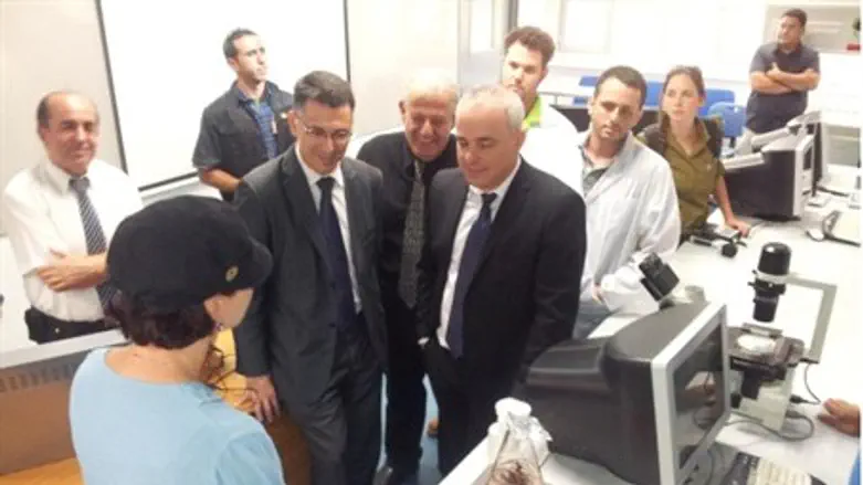 Ministerial visit to Ariel 