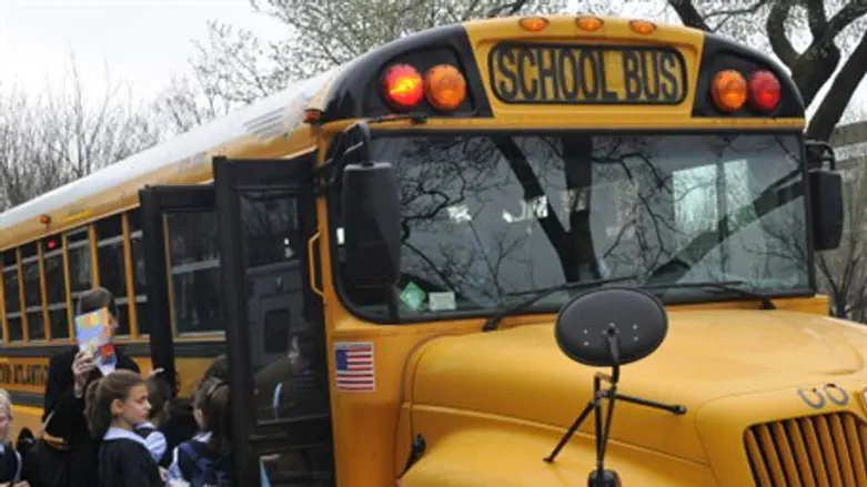 Школьный автобус (иллюстрация)