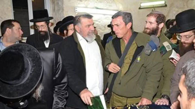 Mesika and IDF Chief Rabbi Peretz