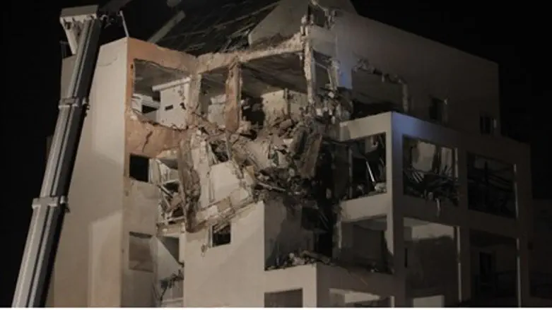 Building hit in Rishon L'Tzion