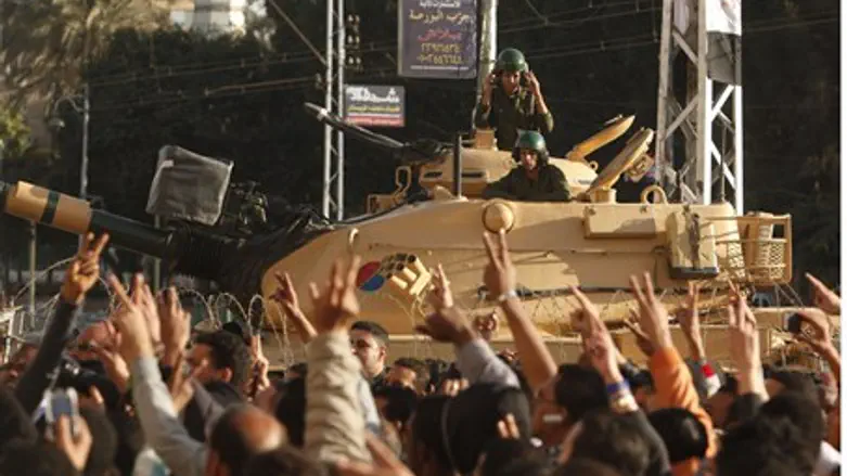 Tanks outside Morsi's palace prevented violen