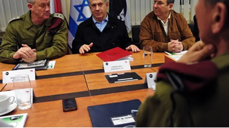 Gantz, Netanyahu and Barak at security briefi
