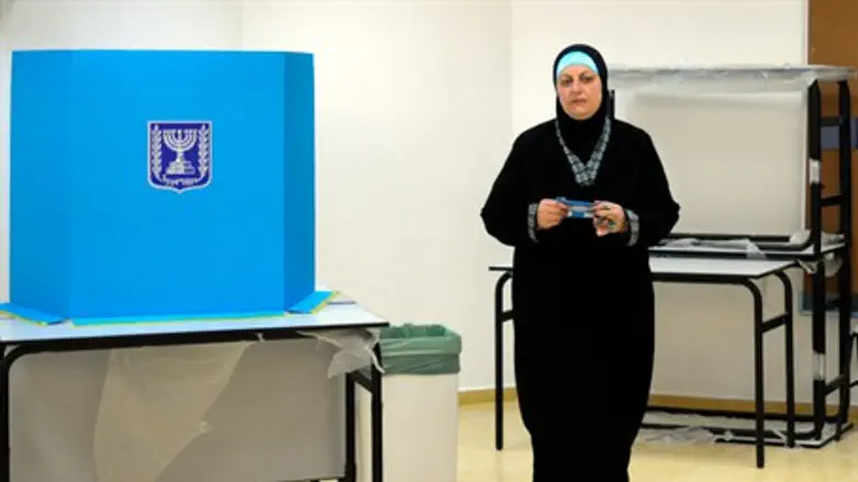 Woman votes in Tira