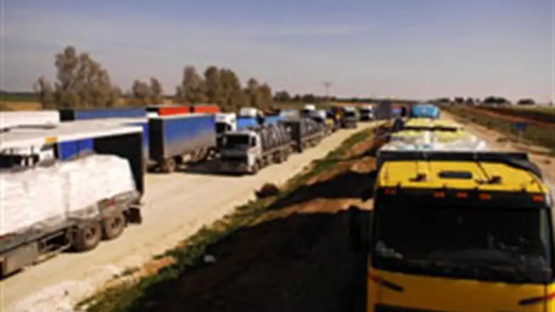 Trucks bring food to Gaza from Israel