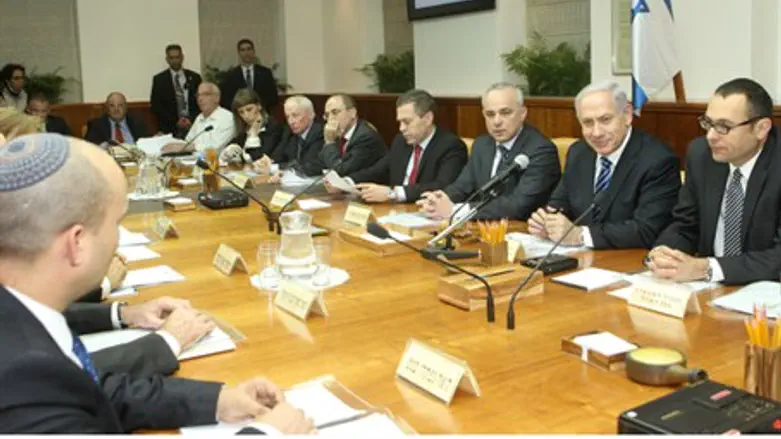 Netanyahu heads the first meeting of the newl
