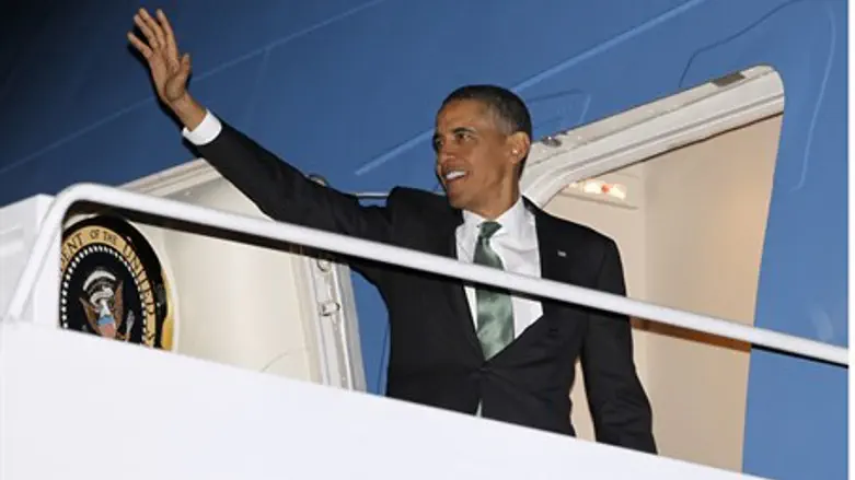 Obama waves as he steps aboard Air Force One 