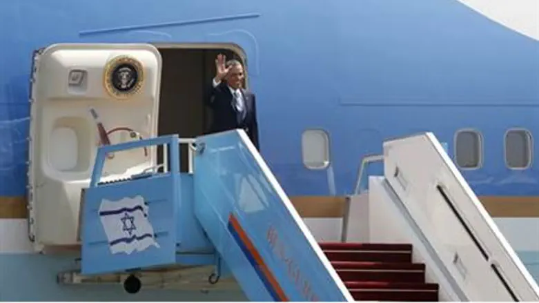 Obama emerges from Air Force One
