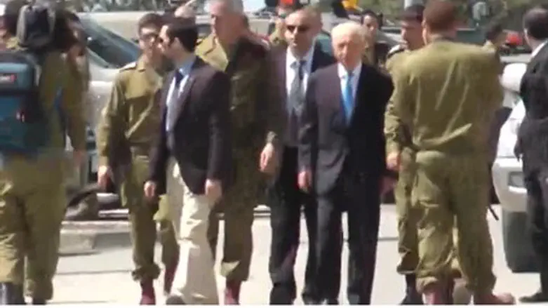 Peres at the IDF Beit El base