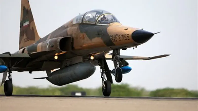 An Iranian F-5 warplane