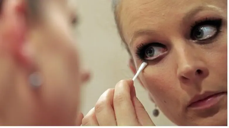 woman applying makeup