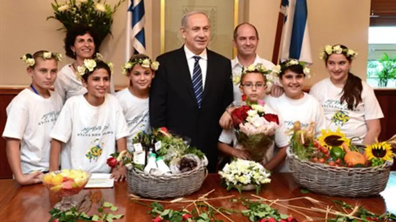 Netanyahu receives baskets of first fruits fr