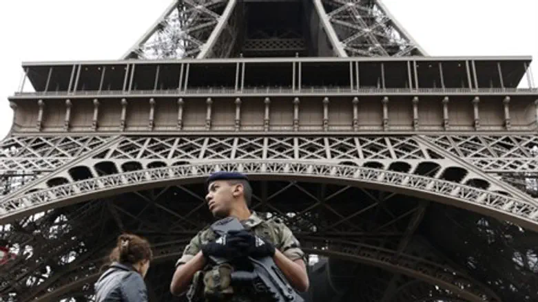 Солдат в Париже (иллюстрация)